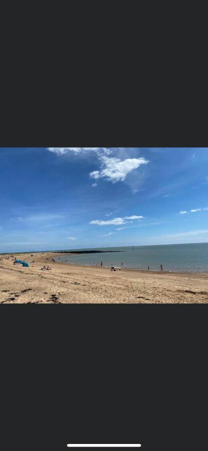 Summer Breeze Deluxe Caravan Rental Saint Osyth Extérieur photo